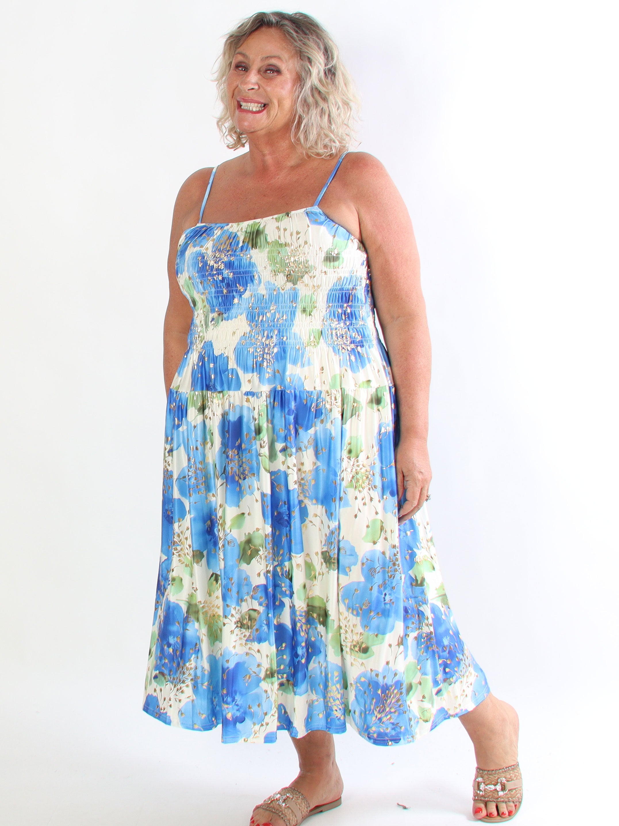 Maira Fiora - Elastisk plus size stropkjole med guld blomster og smock henover brystet